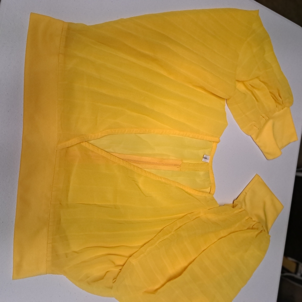 shorts games de Mujer .amarillo con cenefas y plizado completo . Talla L.